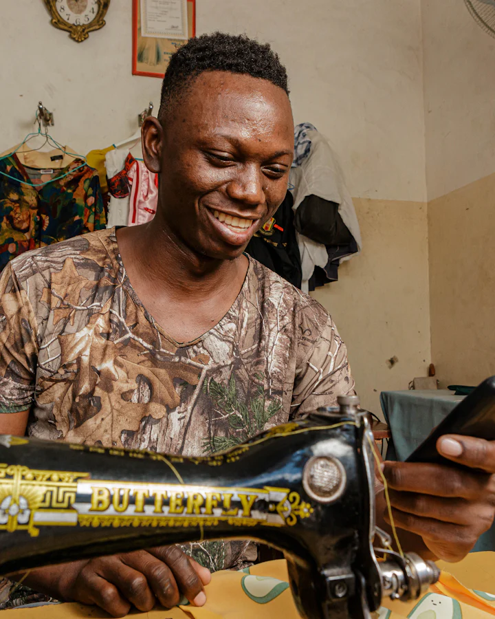 Artisan tailleur au travail sur sa machine à coudre
