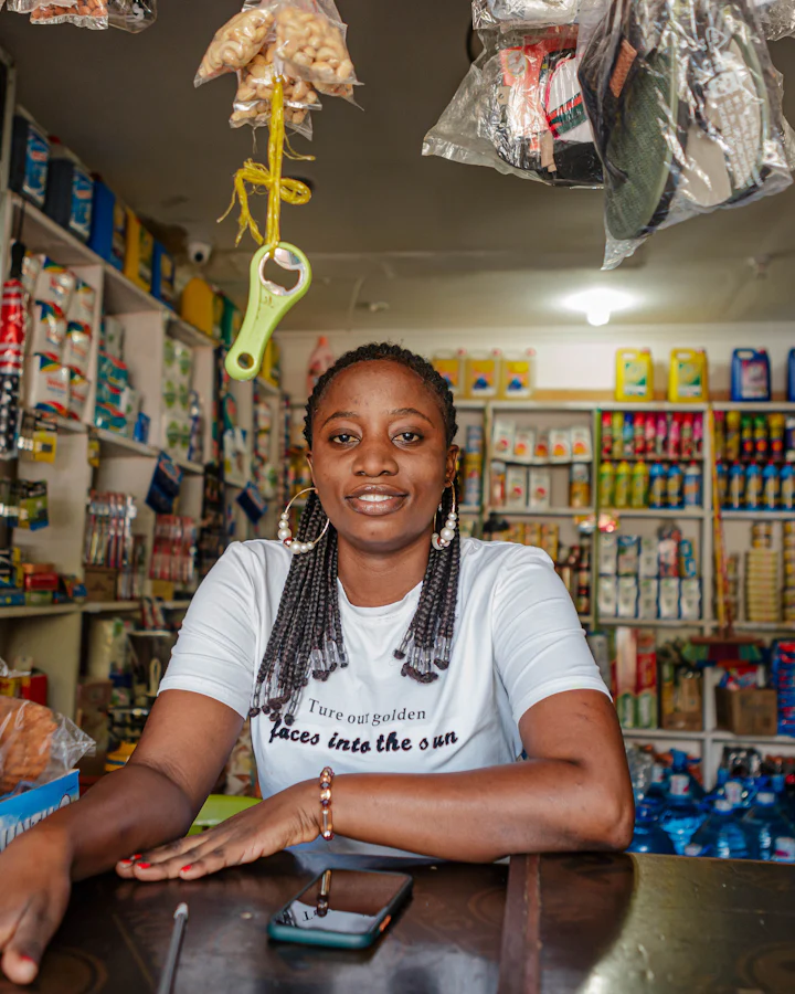 Commerçante derrière le comptoir de sa boutique